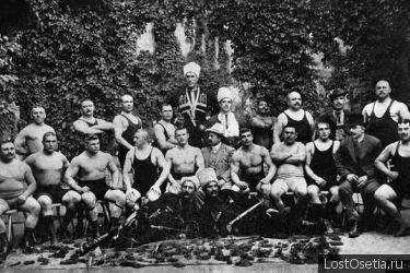 1910 г. Сильнейшие борцы мира. Самый высокий в заднем ряду - Бола Кануков.